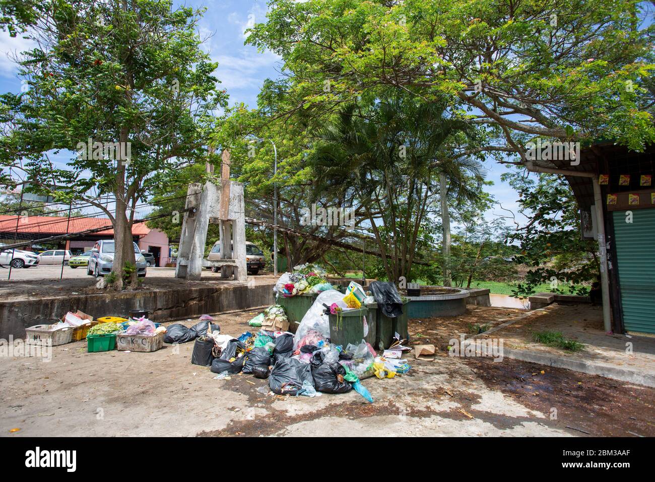 Malesia, 6 maggio 2020 - mucchi di spazzatura, rifiuti e rifiuti, vicino a sovrascarsi immondizia. Sacchetti di plastica, scatole di cartone e rifiuti organici. Questo tipo di co Foto Stock