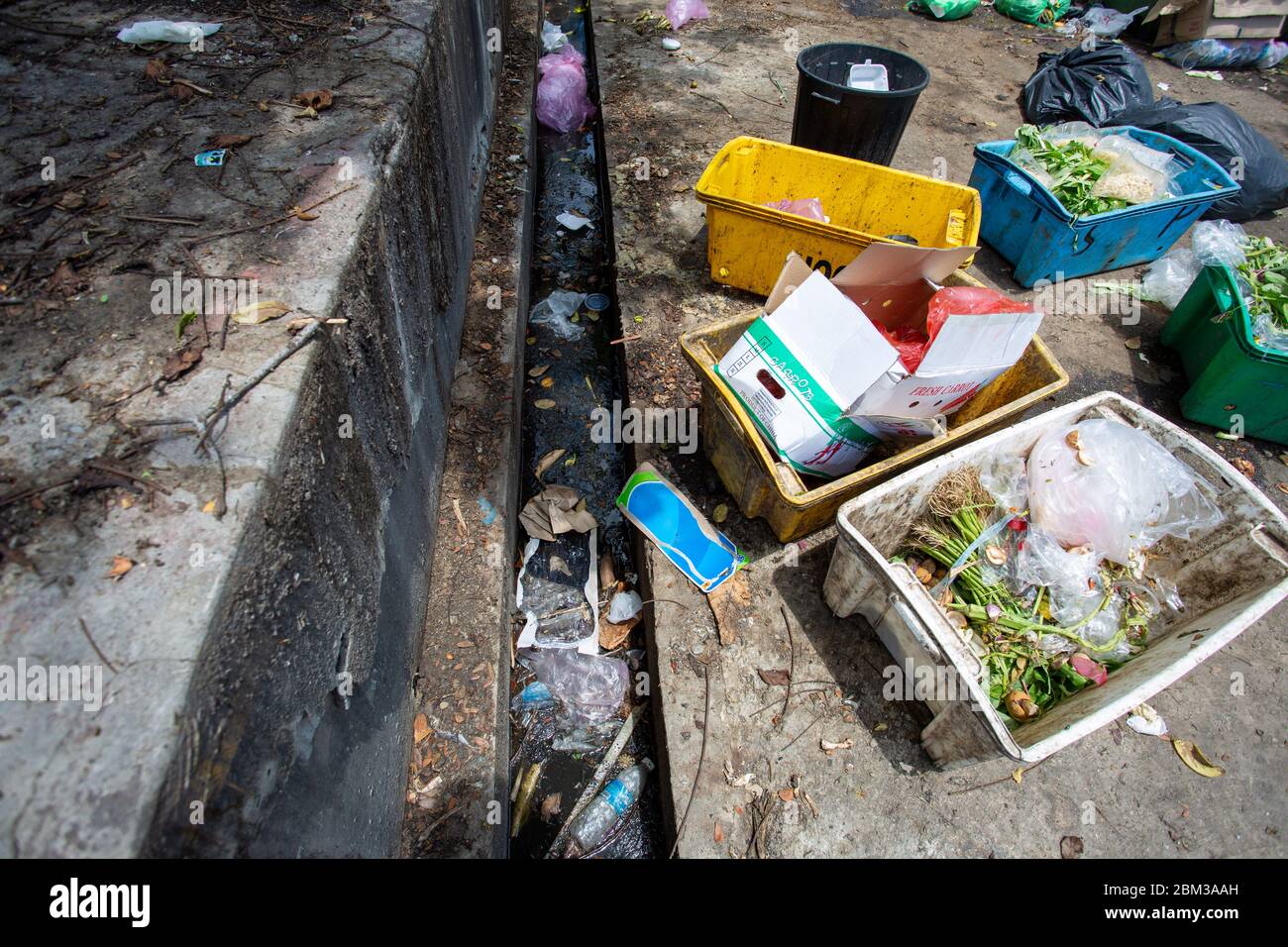 Tuaran, Malesia, 6 maggio 2020 - foschia intasata inquinata da sacchetti di plastica rifiuti, polistirolo, e liquido chimico a Tuaran città in Sabah Foto Stock
