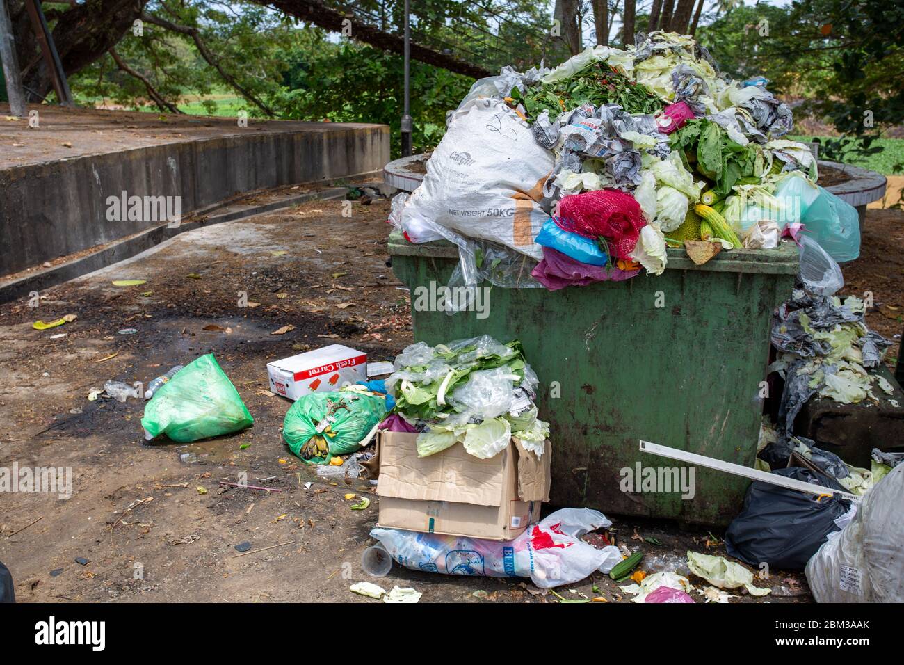 Malesia, 6 maggio 2020 - mucchi di spazzatura, rifiuti e rifiuti, vicino a sovrascarsi immondizia. Sacchetti di plastica, scatole di cartone e rifiuti organici. Questo tipo di co Foto Stock