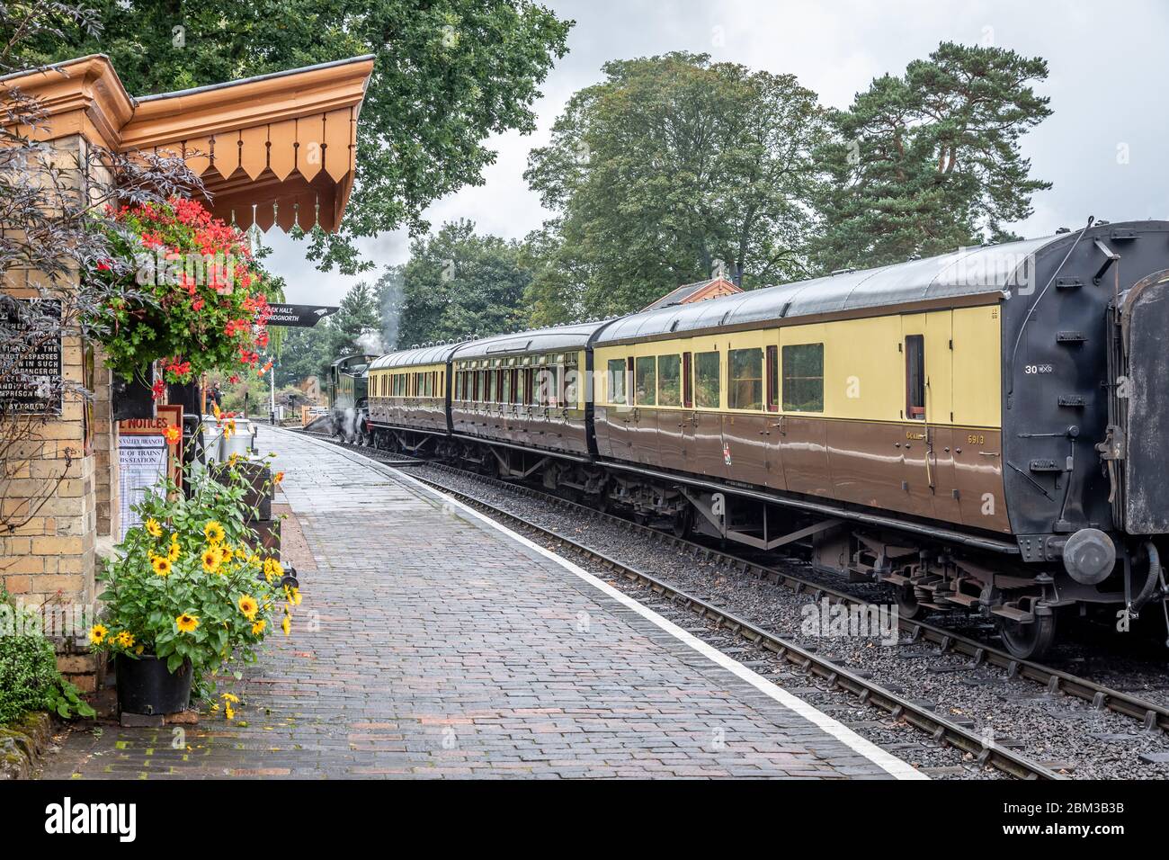 BR 2-6-2T '41xx' No. 4144 attende ad Arley sulla Severn Valley Railway durante il loro Gala a vapore d'autunno Foto Stock