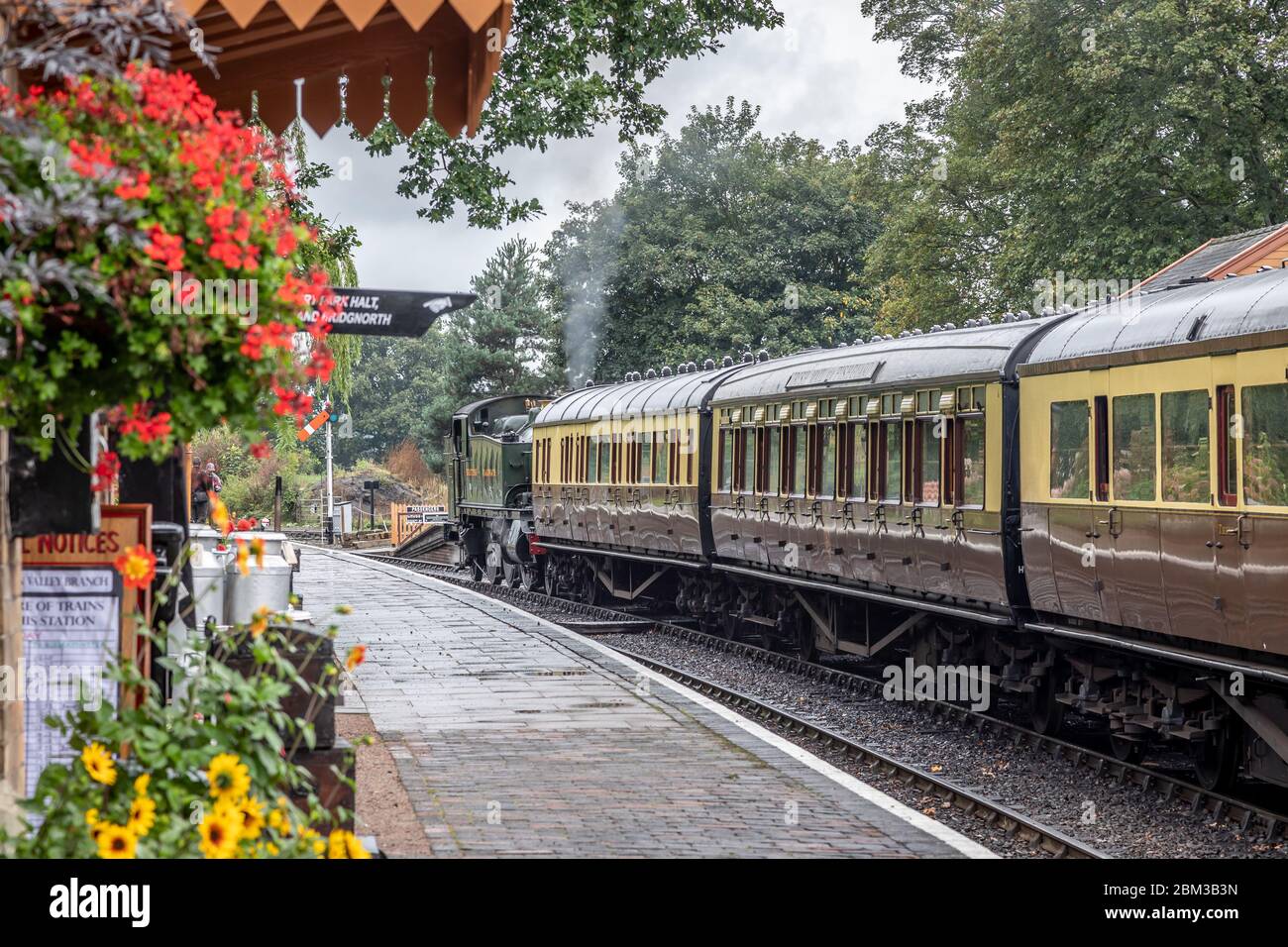 GWR 2-6-2T '41xx' No. 4144 attende ad Arley sulla Severn Valley Railway durante il suo Gala a vapore d'autunno Foto Stock