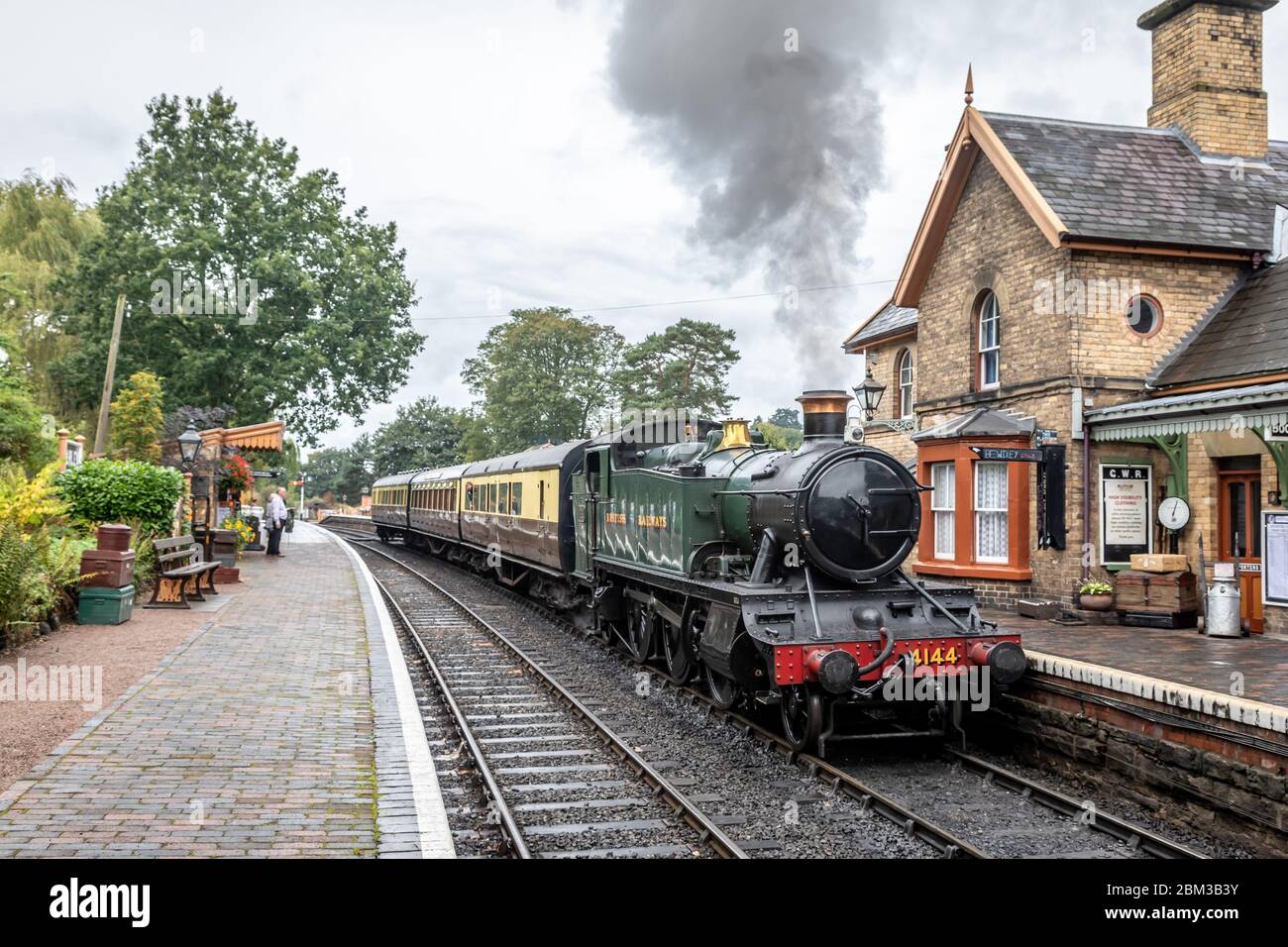 GWR 2-6-2T '41xx' No. 4144 parte da Arley sulla Severn Valley Railway durante il suo gala a vapore d'autunno Foto Stock