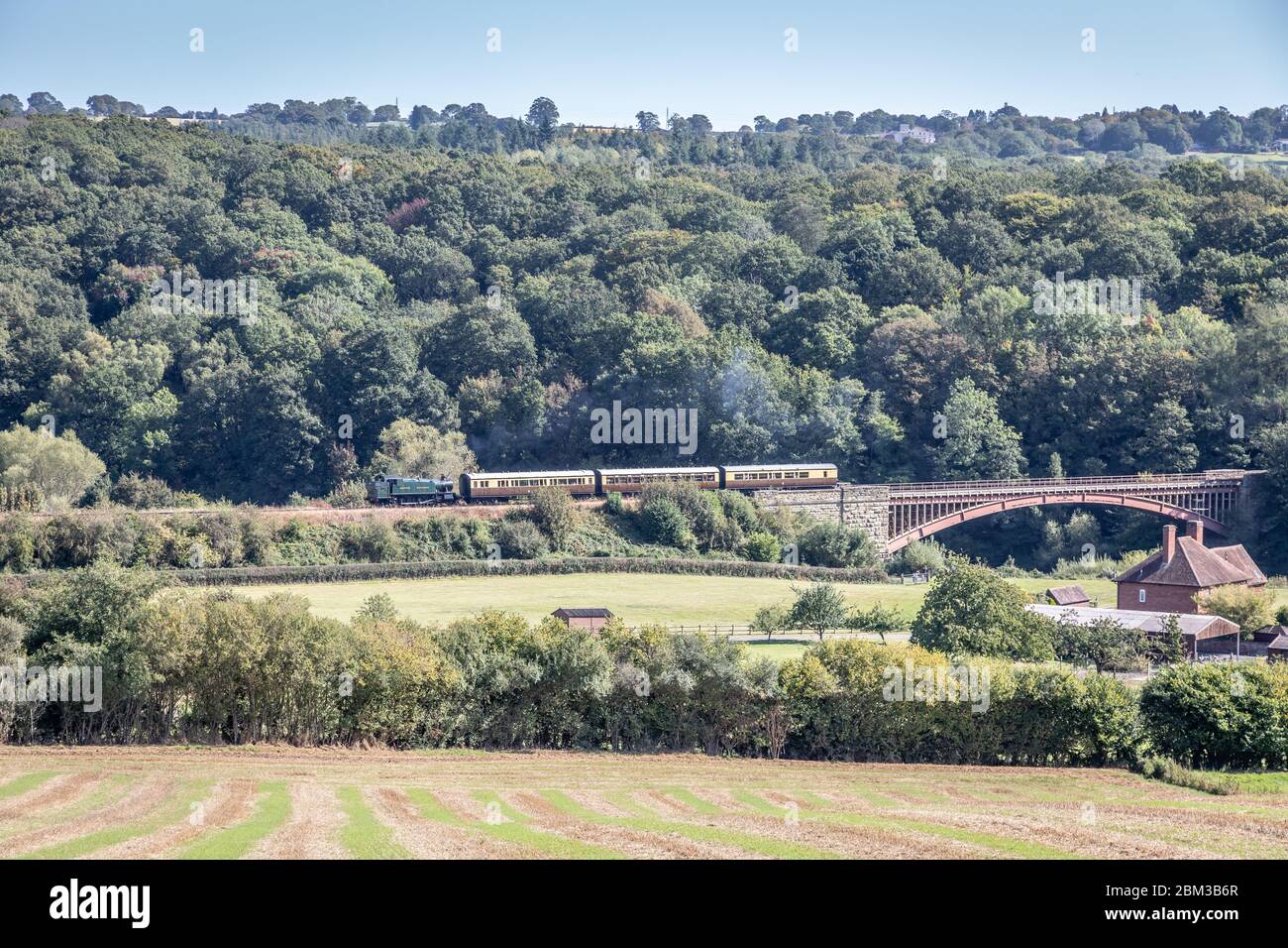 BR 2-6-2T '41xx' No. 4144 attraversa il Victoria Bridge sulla Severn Valley Railway durante il loro gala a vapore d'autunno Foto Stock