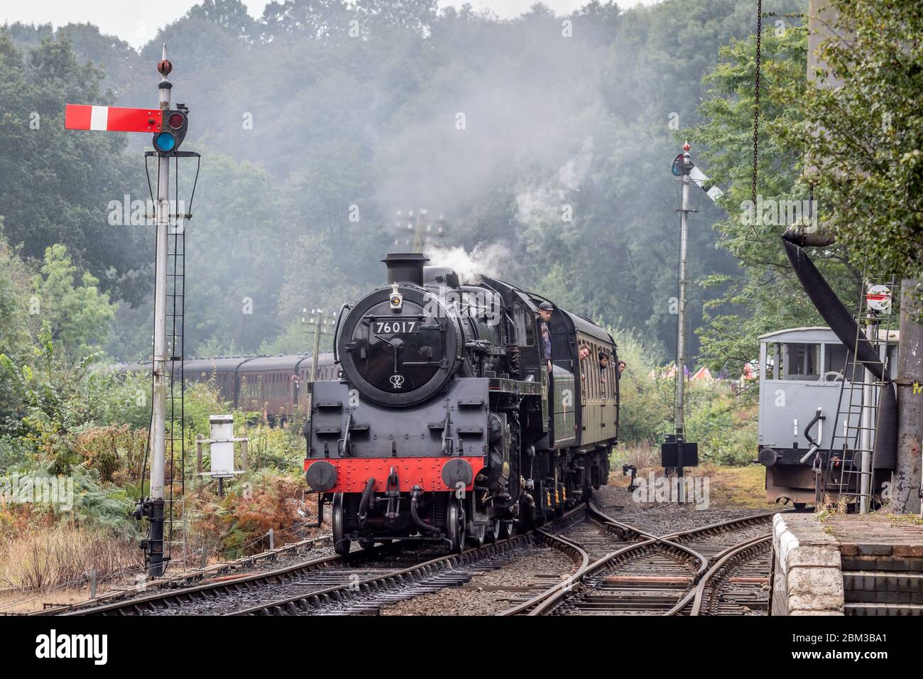 BR 2-6-0 '4MT' No. 76017 arriva ad Highley sulla Severn Valley Railway durante il loro Gala a vapore d'autunno Foto Stock
