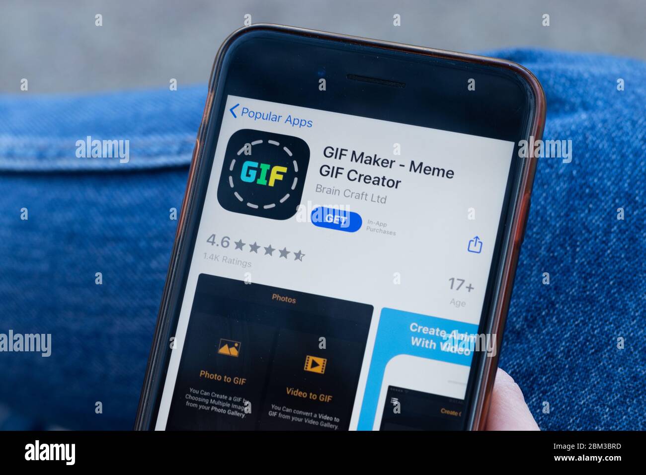 New York, USA - 1 maggio 2020: Primo piano del logo dell'app GIF Maker sullo schermo del telefono, editoriale illustrativo Foto Stock