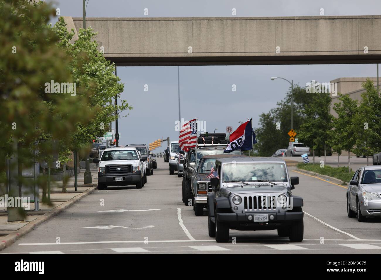 Richmond, Virginia, Stati Uniti. 6 maggio 2020. La gente si è riunita al Campidoglio della Virginia lo scorso 6 maggio per protestare contro Gov. Gli ordini di soggiorno a domicilio di Northam. Foto Stock