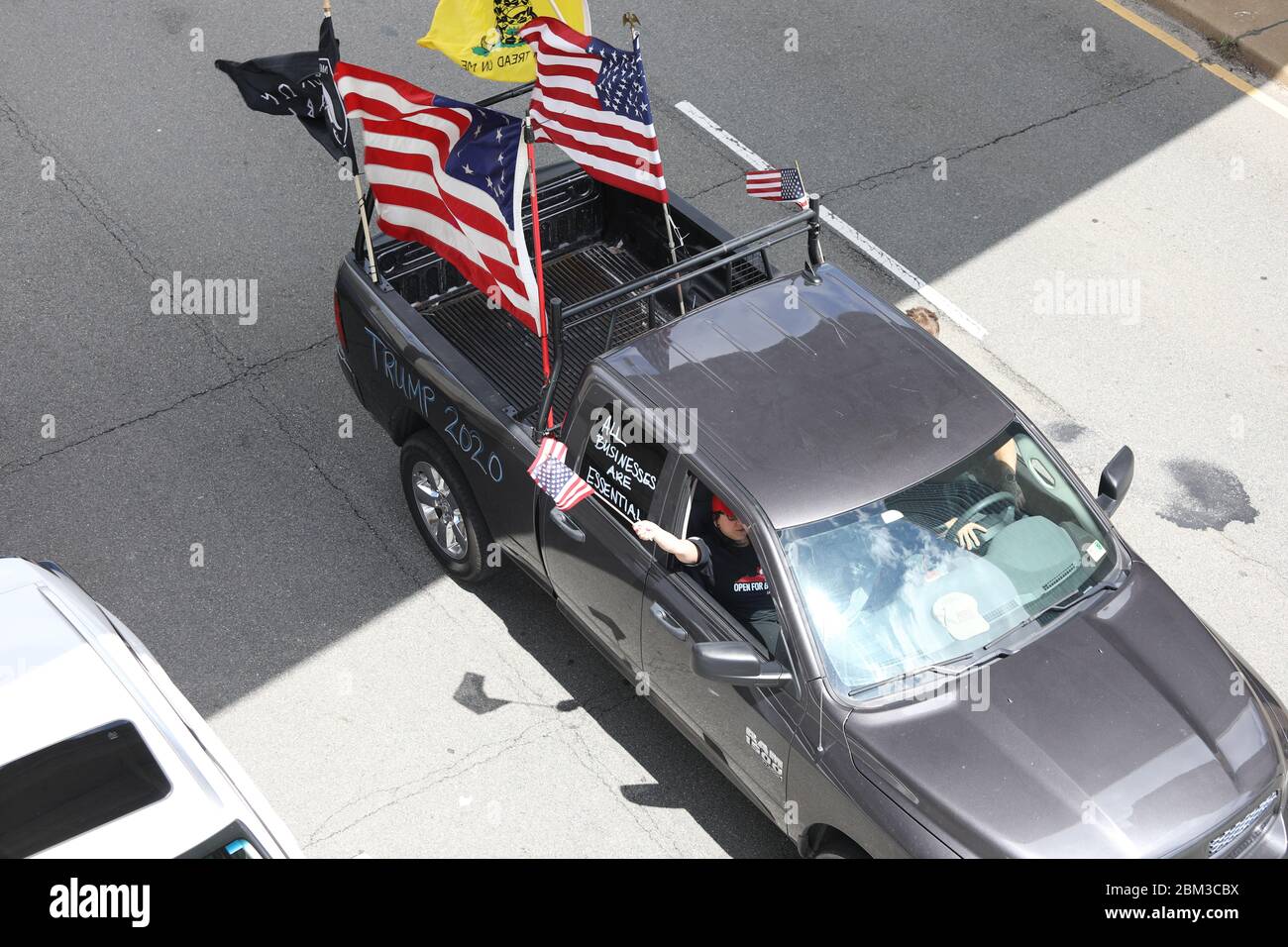 Richmond, Virginia, Stati Uniti. 6 maggio 2020. La gente si è riunita al Campidoglio della Virginia lo scorso 6 maggio per protestare contro Gov. Gli ordini di soggiorno a domicilio di Northam. Foto Stock