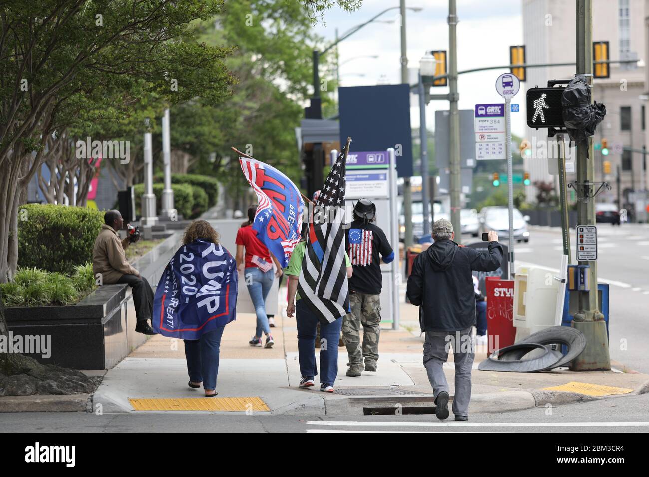 Richmond, Virginia, Stati Uniti. 6 maggio 2020. La gente si è riunita al Campidoglio della Virginia lo scorso 6 maggio per protestare contro Gov. Gli ordini di soggiorno a domicilio di Northam. Foto Stock