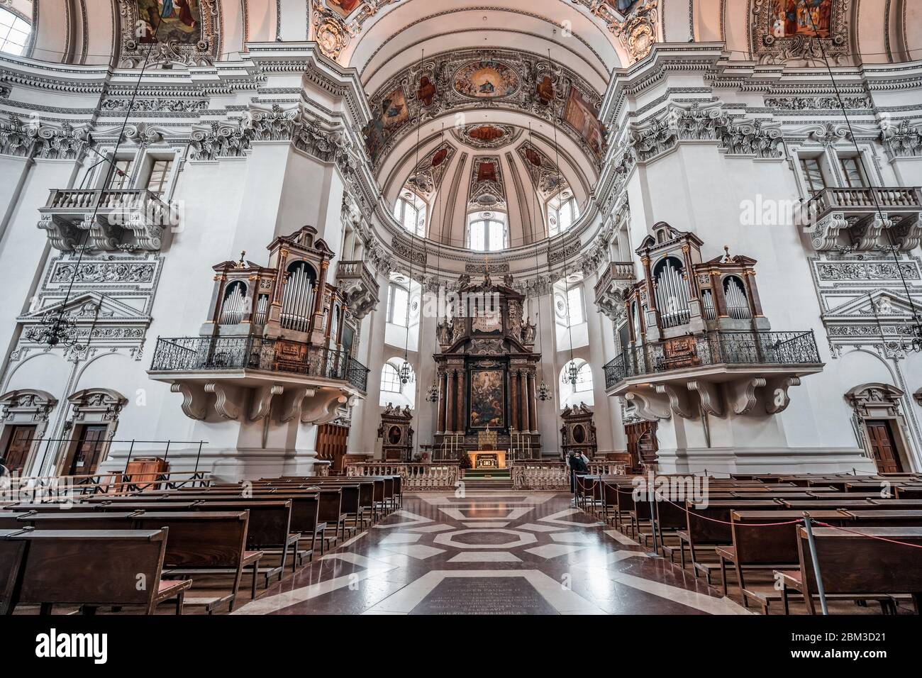 4 febbraio 2020 - Salisburgo, Austria: Angolo di salita della cupola centrale, dipinti murali e organo pipe sopra le zampe nella navata della Cattedrale di Salisburgo Foto Stock