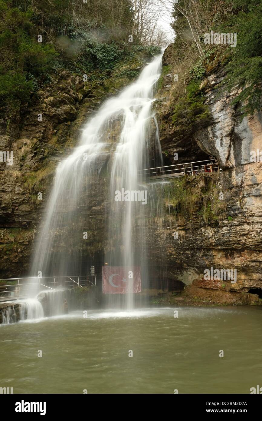 Cascata di fronte alla grotta di çal nella provincia di Düzköy, Trabzon Foto Stock