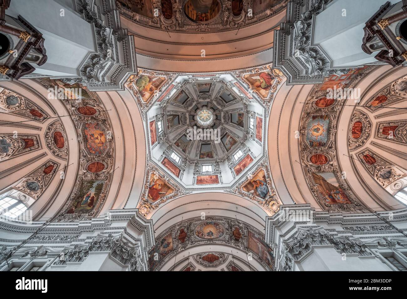 4 febbraio 2020 - Salisburgo, Austria: Angolo di salita del soffitto centrale a cupola affresco e dipinti all'interno della Cattedrale di Salisburgo Foto Stock