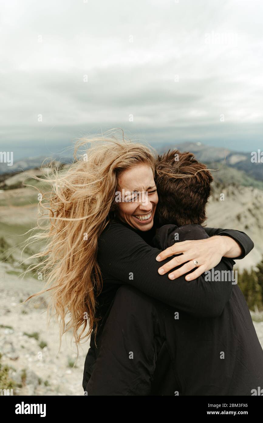 sopra la luna femmina abbraccia la sua fidanzata dopo una sorpresa proposta Foto Stock