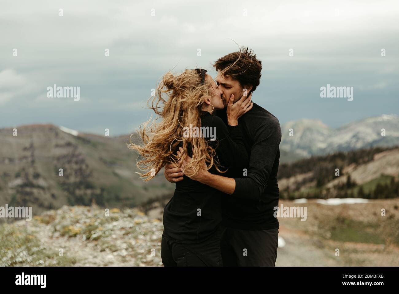 nuova fidanzata coppia bianca vestita con tutti i bacio neri cresta ventosa Foto Stock