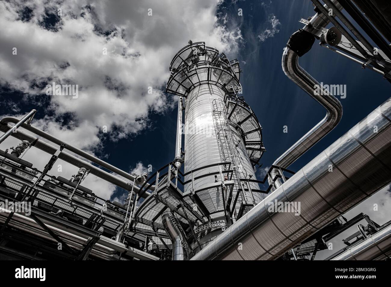 Strutture di impianti a gas naturale contro il cielo blu Foto Stock