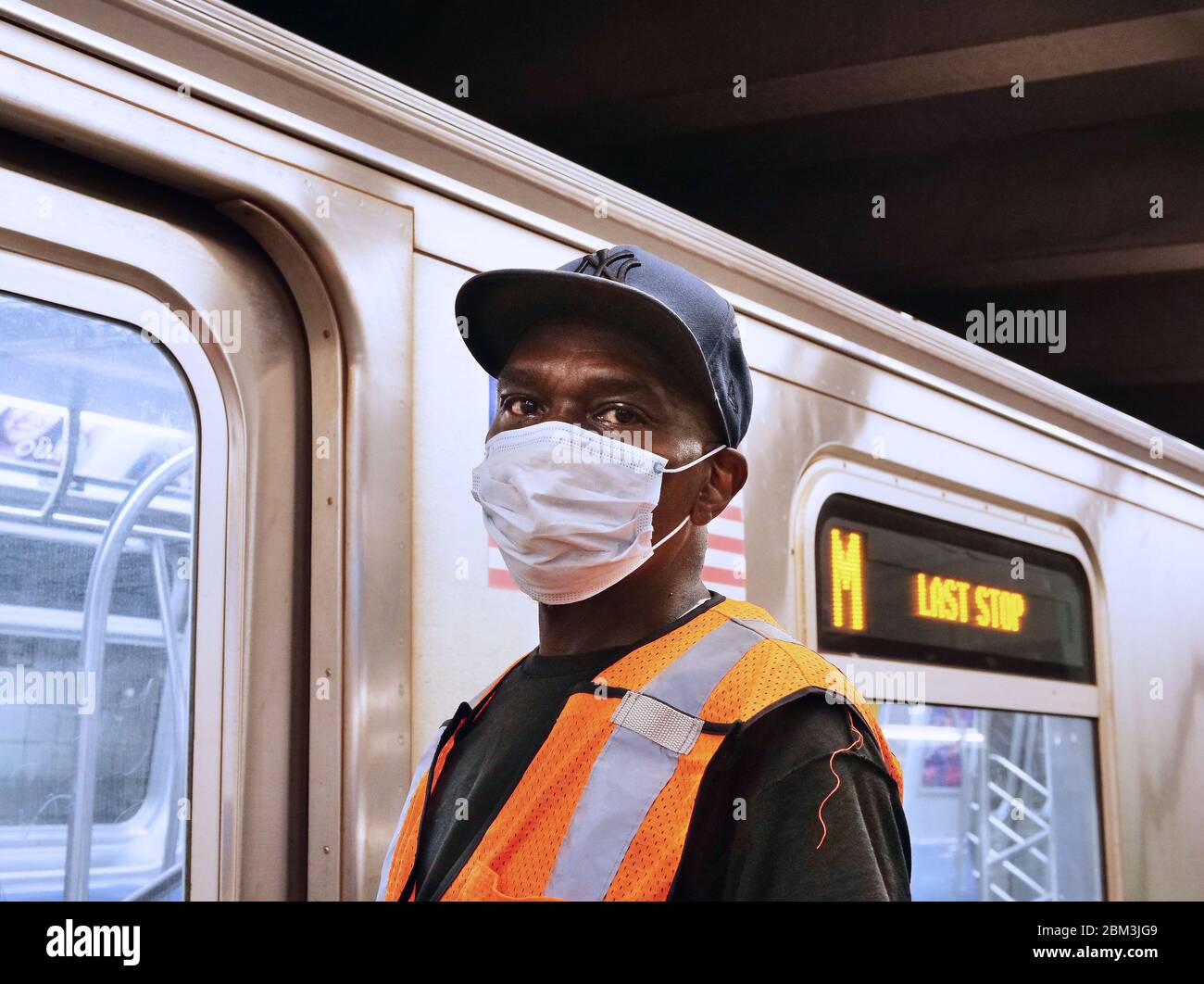 New York, New York, Stati Uniti. 6 maggio 2020. Pulitore di auto della metropolitana alla stazione Continental Ave. A Forest Hills Queens. MTA e Gov. Cuomo Ordred Subway chiuso per la notte 1-5:00 per facilitare la pulizia della metropolitana auto. Era metà pomeriggio e stavano pulendo le automobili che iniziavano la loro corsa. Credit: Milo Hess/ZUMA Wire/Alamy Live News Foto Stock