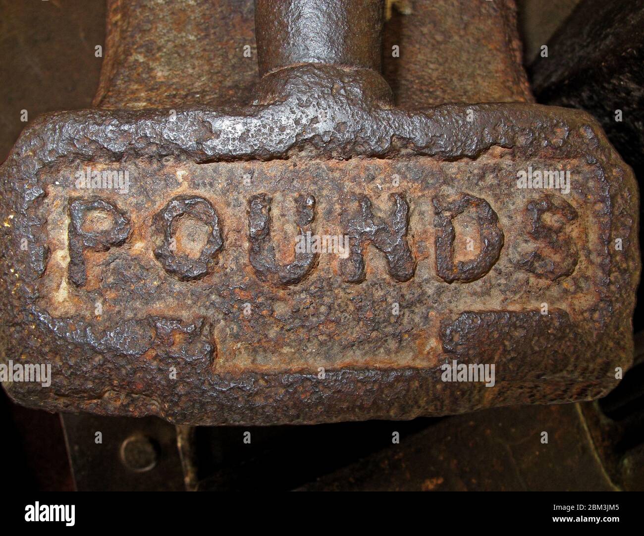 Arrugginimento ferro macchine inscritto con Pounds, Manchester cotone mulino, Lancashire, Inghilterra, Regno Unito Foto Stock