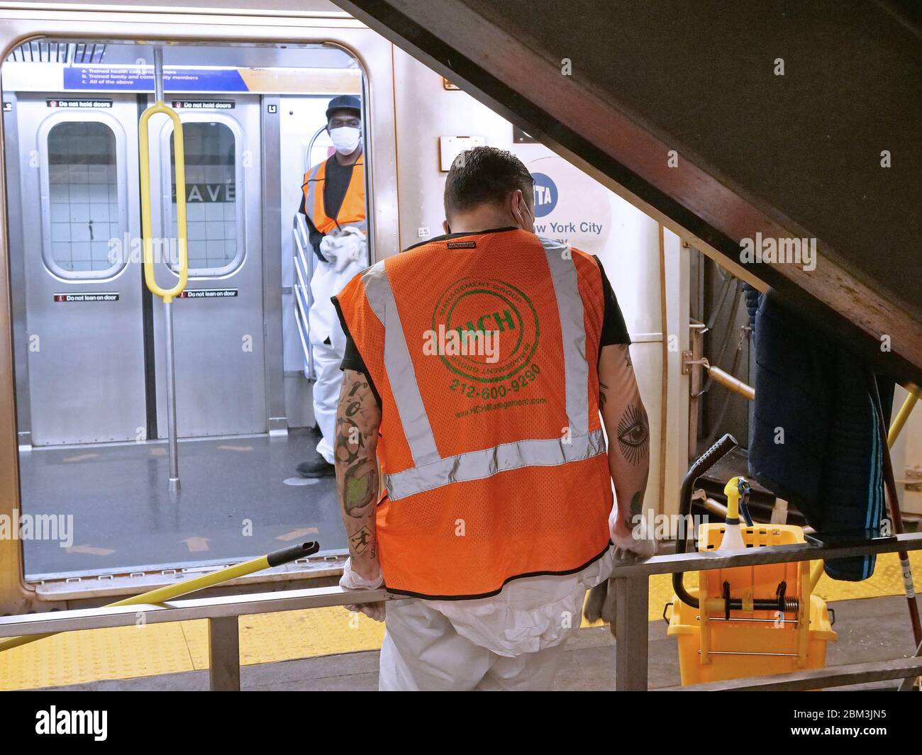 New York, New York, Stati Uniti. 6 maggio 2020. Pulitore di auto della metropolitana alla stazione Continental Ave. A Forest Hills Queens. MTA e Gov. Cuomo Ordred Subway chiuso per la notte 1-5:00 per facilitare la pulizia della metropolitana auto. Era metà pomeriggio e stavano pulendo le automobili che iniziavano la loro corsa. Credit: Milo Hess/ZUMA Wire/Alamy Live News Foto Stock