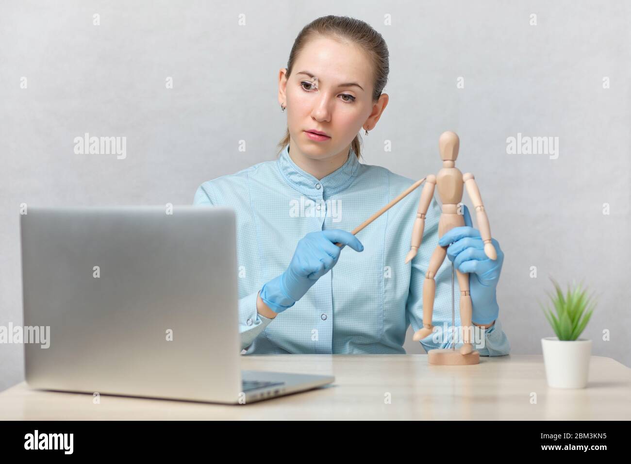 L'insegnante di medico racconta le lezioni online. Primo piano. Foto Stock