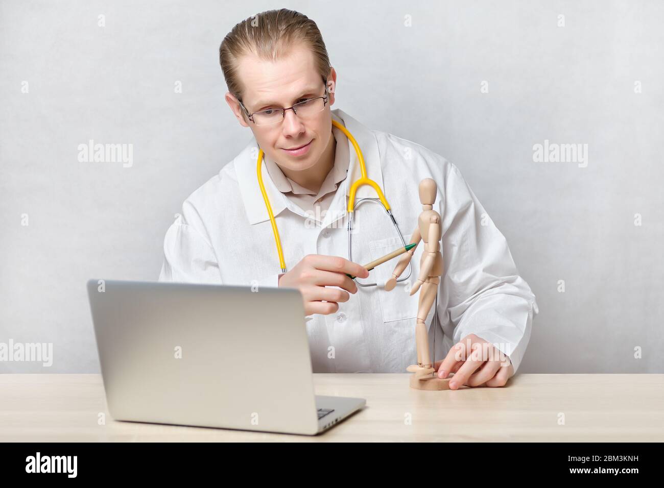 Un medico maschile conduce l'addestramento online. Primo piano. Foto Stock