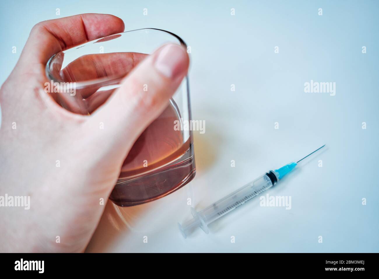 Il concetto di alcolismo e tossicodipendenza. Primo piano. Foto Stock