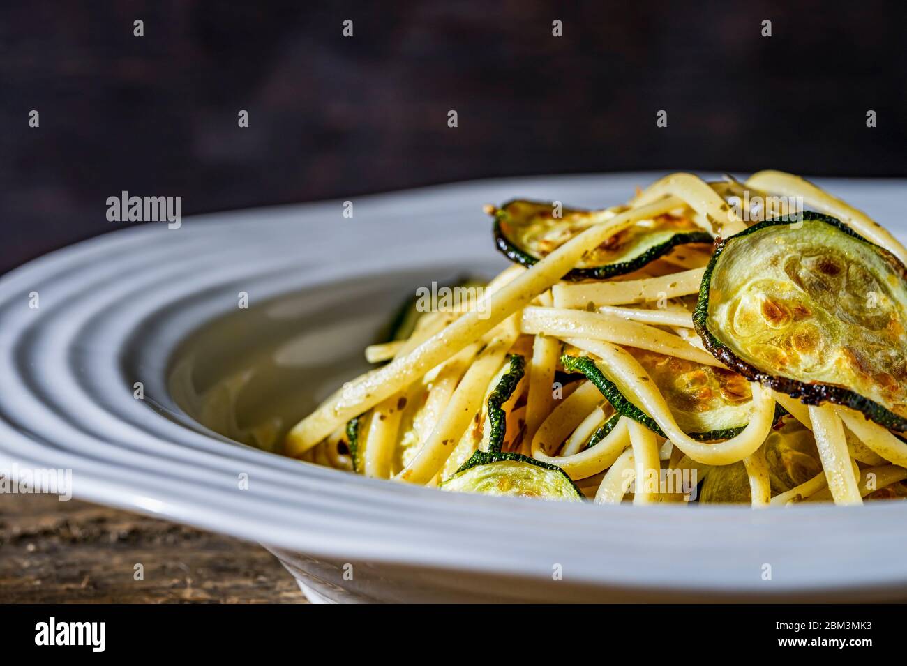 Piatto vegano. Fettuccine con zucchine arrostite al forno. Foto Stock