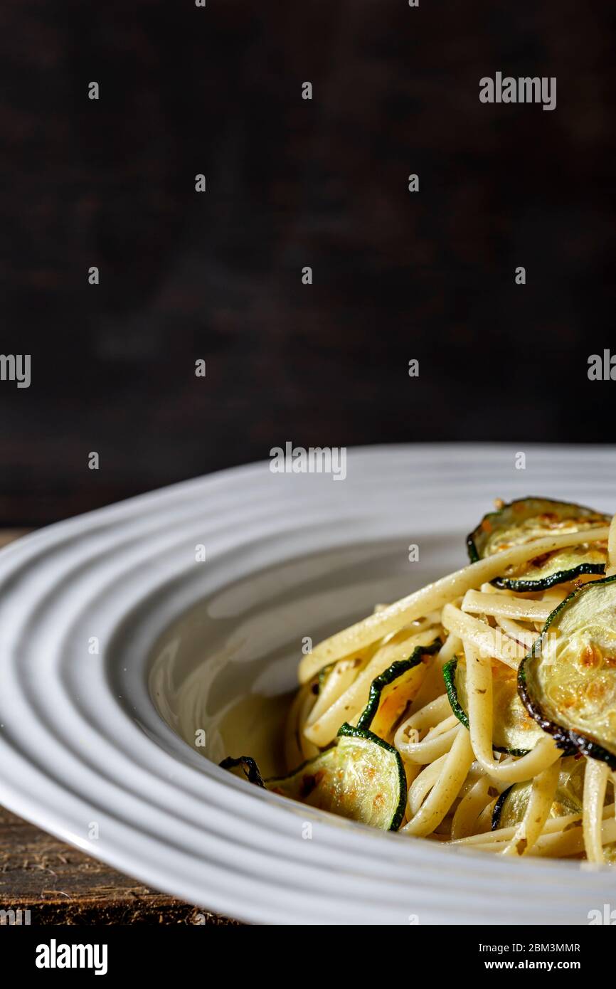 Piatto vegano. Fettuccine con zucchine arrostite al forno. Foto Stock