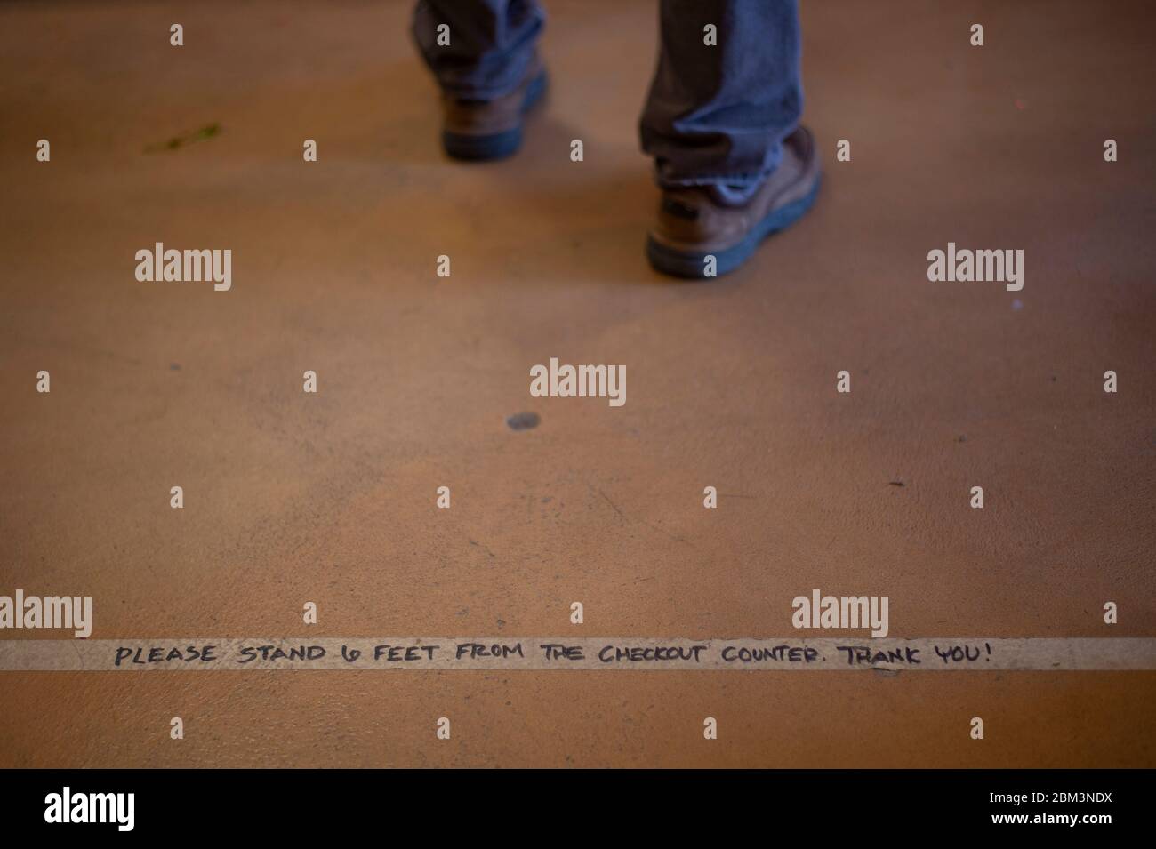 Manhattan, Kansas, Stati Uniti. 5 maggio 2020. Sono state allestite delle guide a nastro presso il mercato asiatico per mantenere le distanze sociali il primo giorno in cui il negozio riapre al pubblico. Credit: Luke Townsend/ZUMA Wire/ZUMAPRESS.com/Alamy Live News Foto Stock