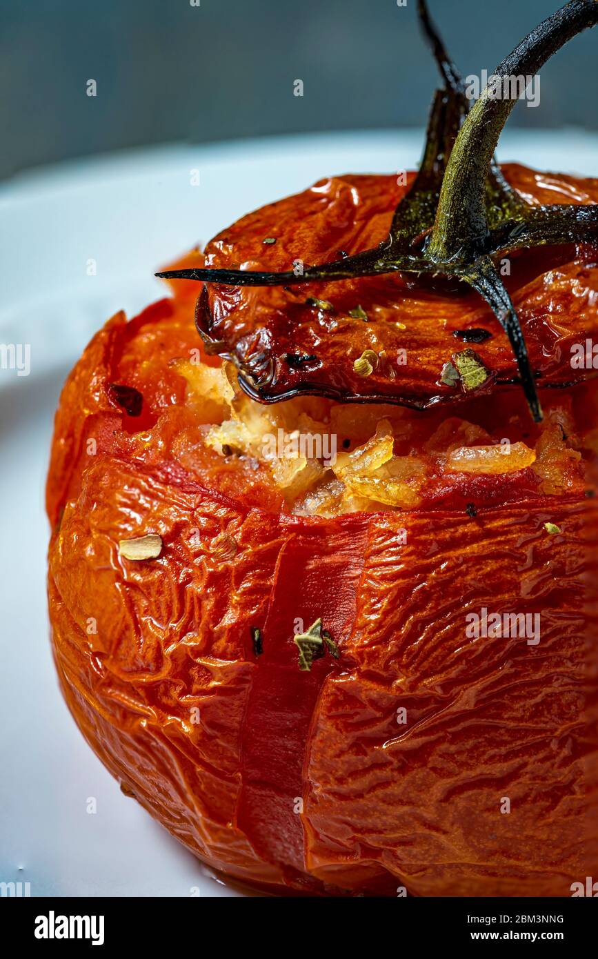 Pomodoro ripieno di vegano Foto Stock