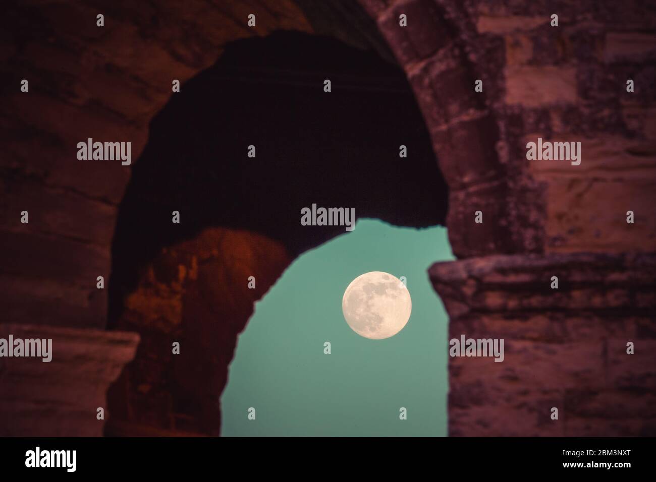 Chesterton, Warwickshire, Regno Unito. 6 maggio 2020. La luna piena che sale attraverso gli archi di Chetserton Windmill, Warwickshire. Credit: Peter Lopeman/Alamy Live News Foto Stock