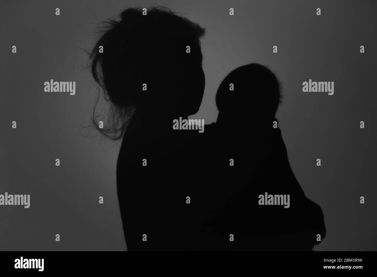 Silhouette di Madre e Bambino felice. Mamma e bambino abbracciano l'eachother, il concetto di Happy Mother's Day Foto Stock