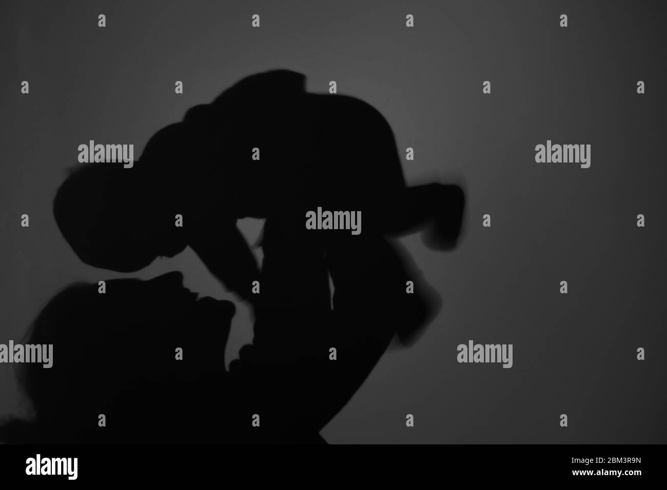 Silhouette di Madre e Bambino felice. Mamma sorridente al bambino, felice concetto di Festa della mamma Foto Stock