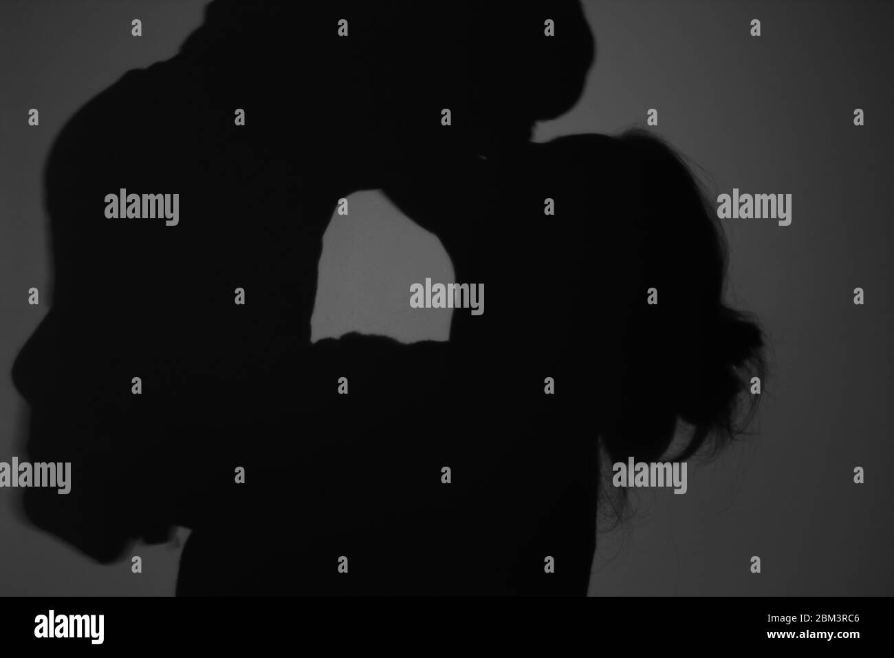 Silhouette di Madre e Bambino felice. Mamma bacia il bambino, felice concetto di Festa della mamma Foto Stock