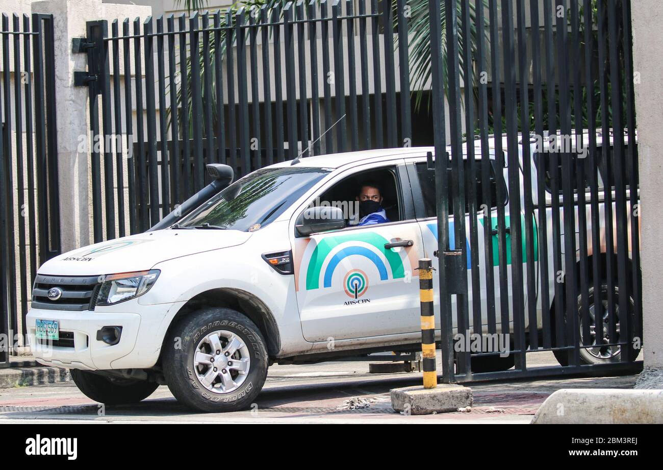 Filippine. 05 maggio 2020. Alto Broadcasting System e Chronicle Broadcasting Network (ABS-CB, la più grande rete televisiva e televisiva del paese si era chiusa ieri 5 maggio, 2020 in occasione della pandemia COVID-19 a causa di un ordine diretto della Commissione Nazionale delle Telecomunicazioni di interrompere le sue operazioni prima della licenza scaduta del Congresso dello scorso 4 maggio, durata 25 anni. (Foto di Mary Grace Catin/Pacific Press) Credit: Pacific Press Agency/Alamy Live News Foto Stock