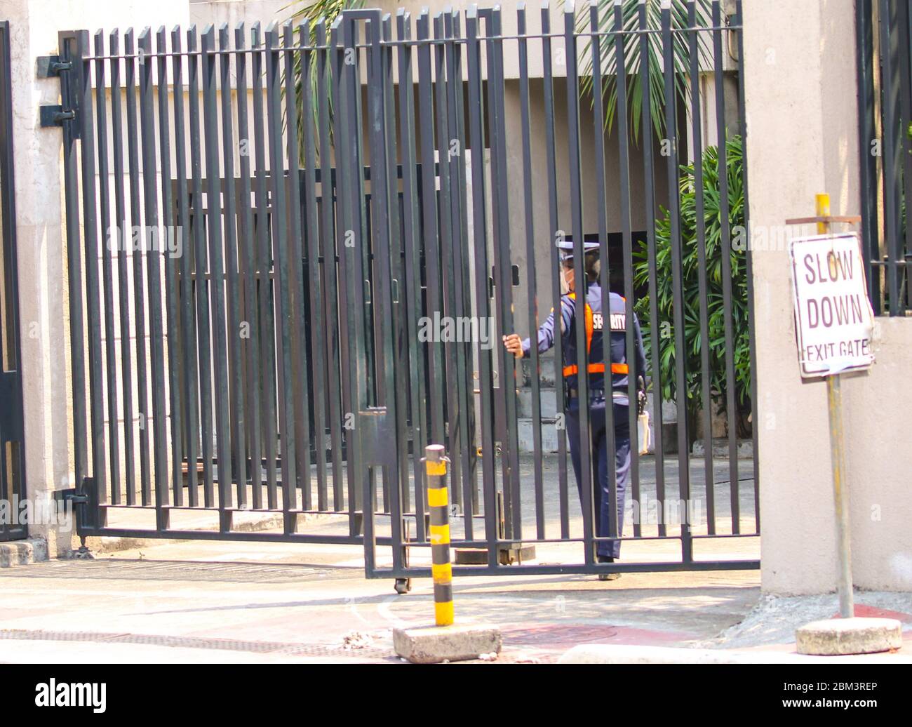 Filippine. 05 maggio 2020. Alto Broadcasting System e Chronicle Broadcasting Network (ABS-CB, la più grande rete televisiva e televisiva del paese si era chiusa ieri 5 maggio, 2020 in occasione della pandemia COVID-19 a causa di un ordine diretto della Commissione Nazionale delle Telecomunicazioni di interrompere le sue operazioni prima della licenza scaduta del Congresso dello scorso 4 maggio, durata 25 anni. (Foto di Mary Grace Catin/Pacific Press) Credit: Pacific Press Agency/Alamy Live News Foto Stock