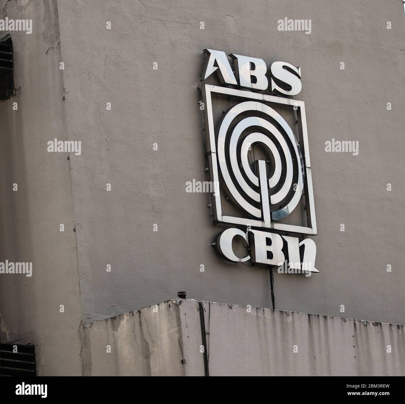 Filippine. 05 maggio 2020. Alto Broadcasting System e Chronicle Broadcasting Network (ABS-CB, la più grande rete televisiva e televisiva del paese si era chiusa ieri 5 maggio, 2020 in occasione della pandemia COVID-19 a causa di un ordine diretto della Commissione Nazionale delle Telecomunicazioni di interrompere le sue operazioni prima della licenza scaduta del Congresso dello scorso 4 maggio, durata 25 anni. (Foto di Mary Grace Catin/Pacific Press) Credit: Pacific Press Agency/Alamy Live News Foto Stock