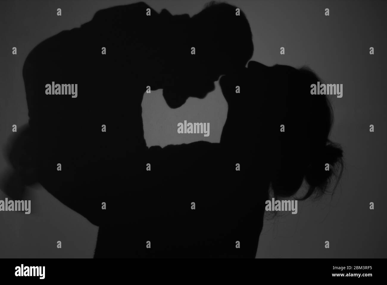 Silhouette di Madre e Bambino felice. Mamma bacia il bambino, felice concetto di Festa della mamma Foto Stock