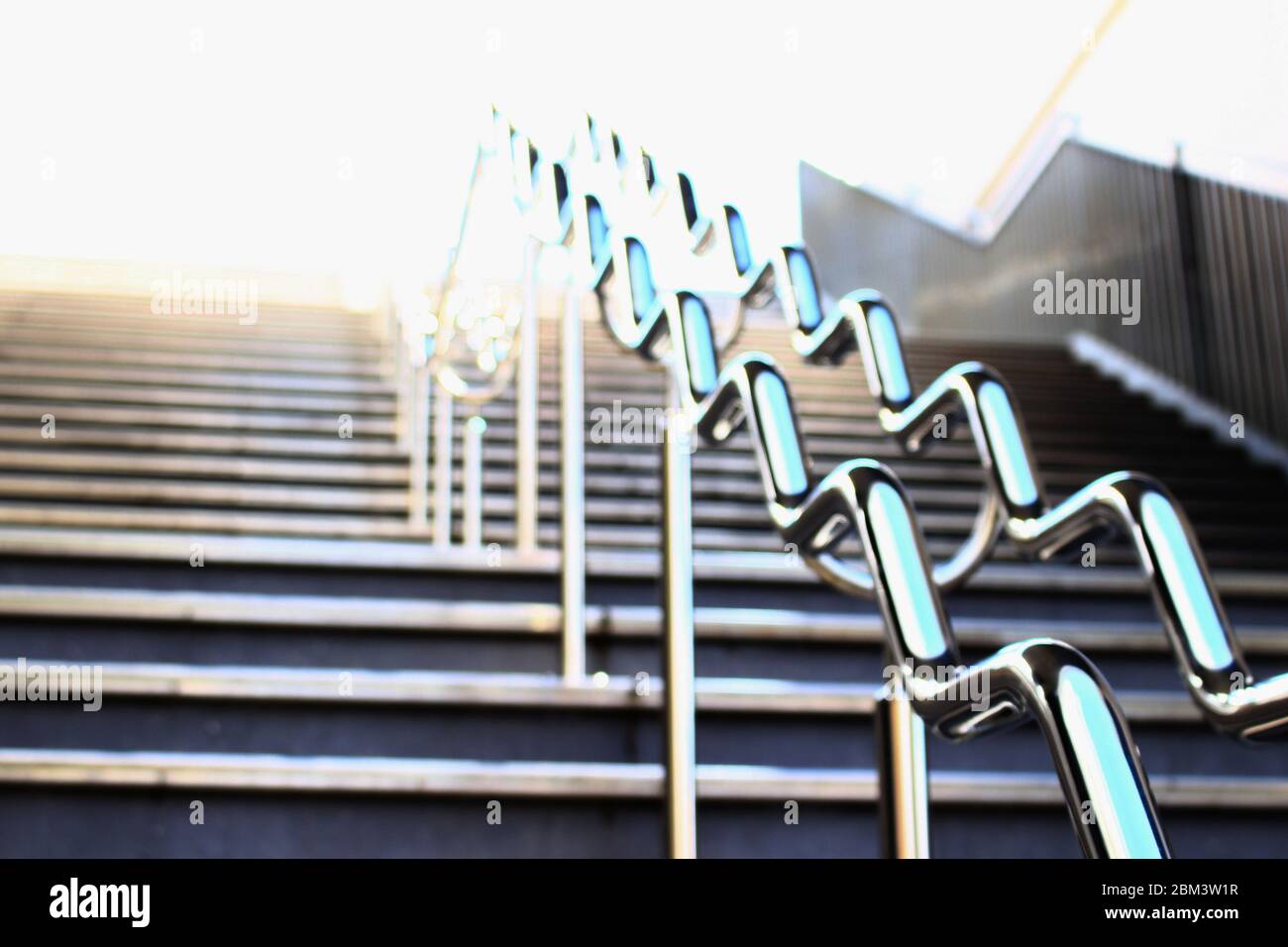 Scenario di scale che vanno dalla metropolitana a sopra terra Foto Stock