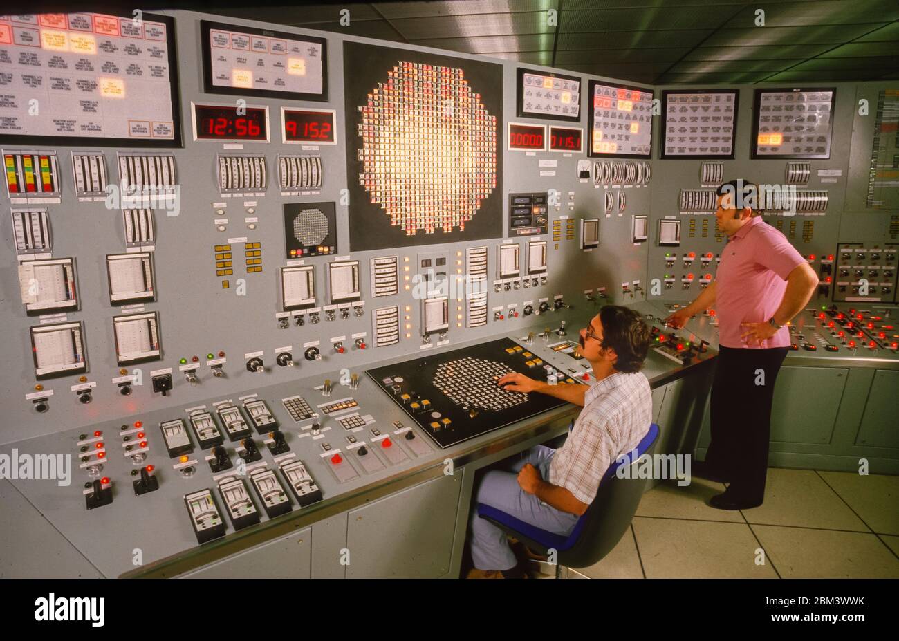 SCRIBA, NEW YORK, USA, 1985 - tecnici al lavoro nel simulatore della sala di controllo, presso la centrale nucleare Fitzpatrick. Foto Stock