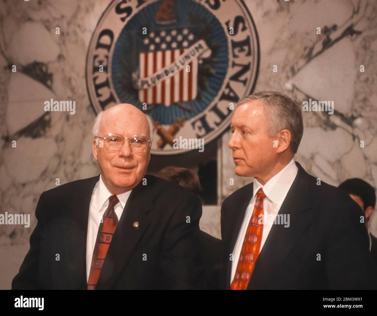 WASHINGTON, DC, USA, 3 MARZO 1998 - i senatori statunitensi Patrick Leahy (D-VT) si sono lasciati, e Orrin Hatch (R-UT) nella sala riunioni dell'ufficio del Senato di Hart. Foto Stock