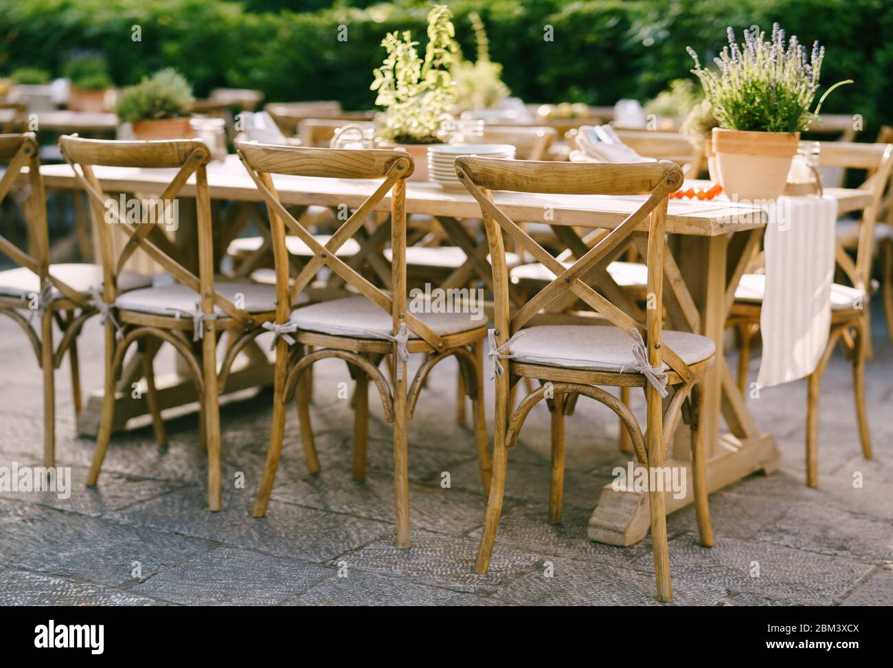 Ricevimento con tavolo per cena per matrimoni. Antiche sedie in legno  vicino ad un grande tavolo