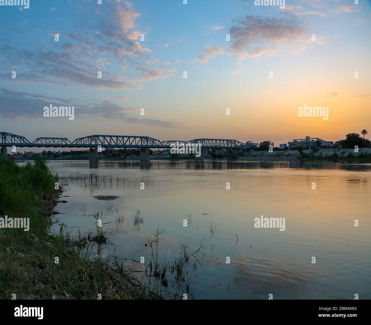 Baghdad, Iraq – 4 aprile 2020: Foto per l'alba nella città di Baghdad in Iraq, che mostra il Ponte Sarafia e il fiume Tigris, e molti edifici. Foto Stock