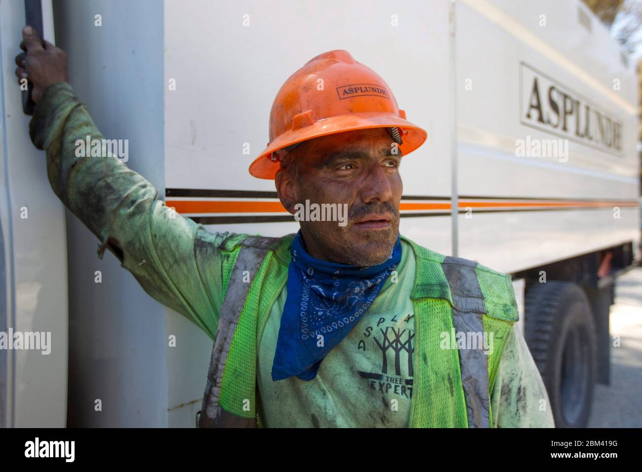Bastrop County Texas USA, 9 settembre 2011: L'esperto di rimozione degli alberi Ralph Franco, sporco e sudato, prende una pausa mentre lavora nel periodo successivo ai fuochi selvatici attraverso i boschi di piney 30 miglia ad est di Austin. Gli incendi distrussero più di 1.400 case ed edifici e si arroccarono su oltre 38.000 acri di terreno, mentre infuriavano per cinque giorni. ©Bob Daemmrich Foto Stock