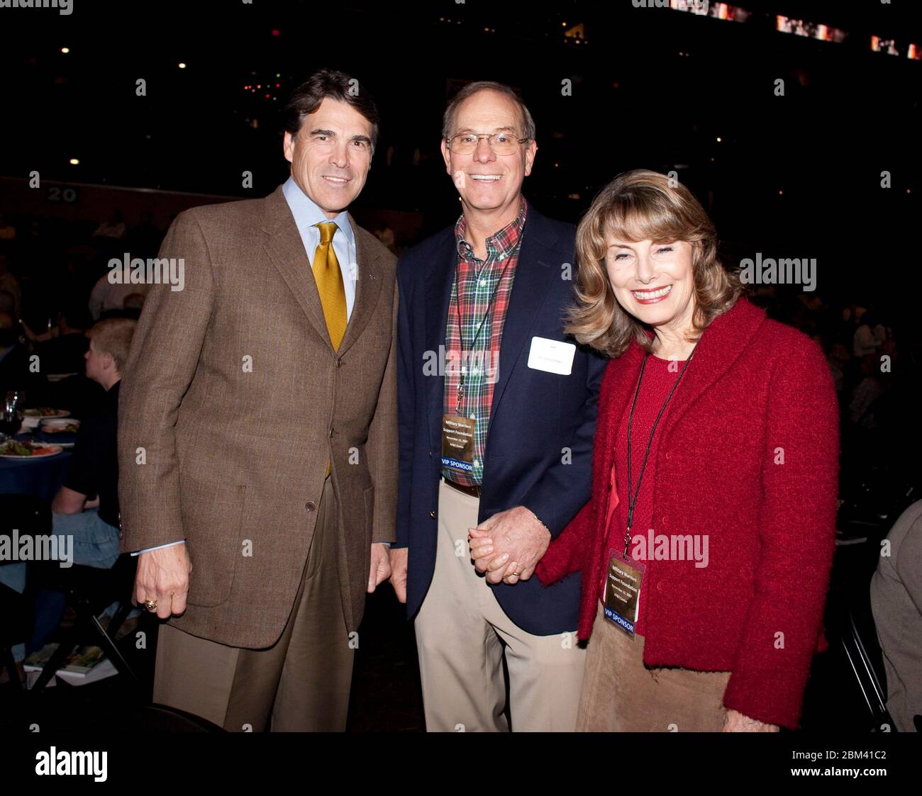 Austin, Texas USA, novembre 2007: Rick Perry (l), governatore del Texas, si presenta ad un evento di Austin con James Leininger (c), sostenitore di lunga data, e sua moglie Cecelia di San Antonio. Leininger ha bankrolled le campagne politiche di Perry per anni ed è il consigliere fidato del governatore sulle cause conservative. ©Bob Daemmrich Foto Stock