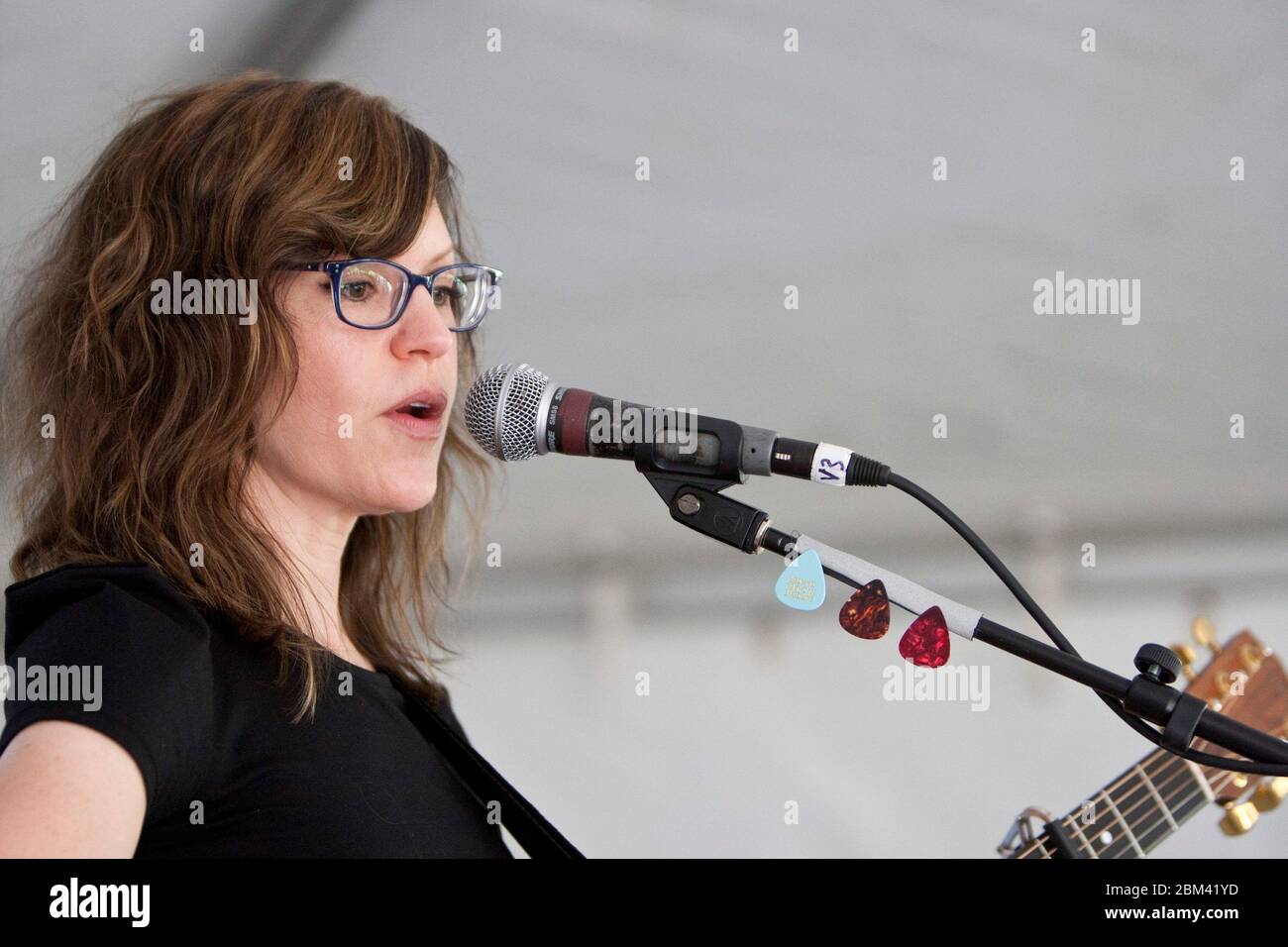 Austin Texas USA, ottobre 22 2011: La cantante Lisa Loeb suona canzoni del suo libro e CD Silly Sing-along durante la sua apparizione al Texas Book Festival. ©Marjorie Kamys Cotera/Daemmrich Photography Foto Stock