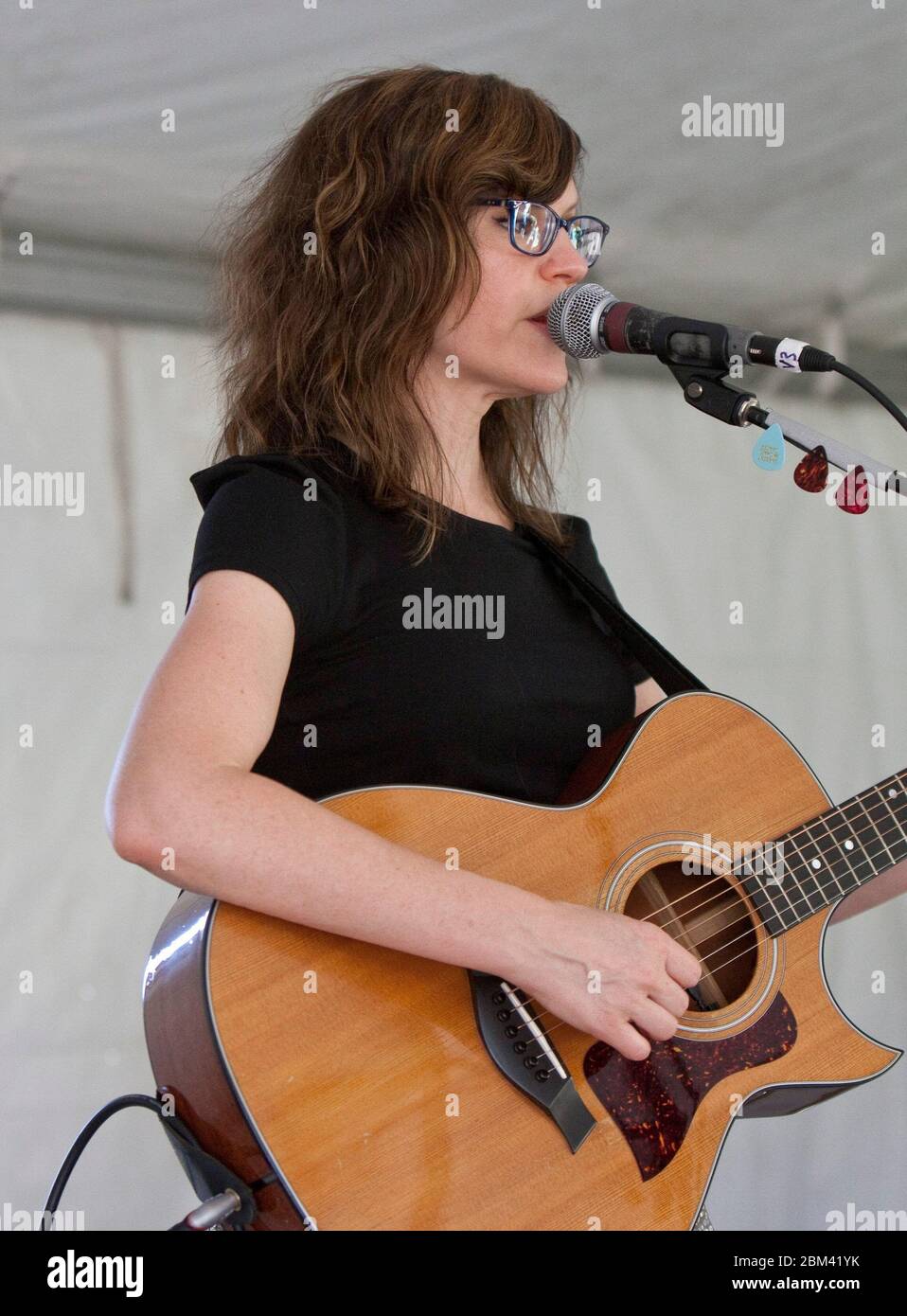 Austin Texas USA, ottobre 22 2011: La cantante Lisa Loeb suona canzoni del suo libro e CD Silly Sing-along durante la sua apparizione al Texas Book Festival. ©Marjorie Kamys Cotera/Daemmrich Photography Foto Stock