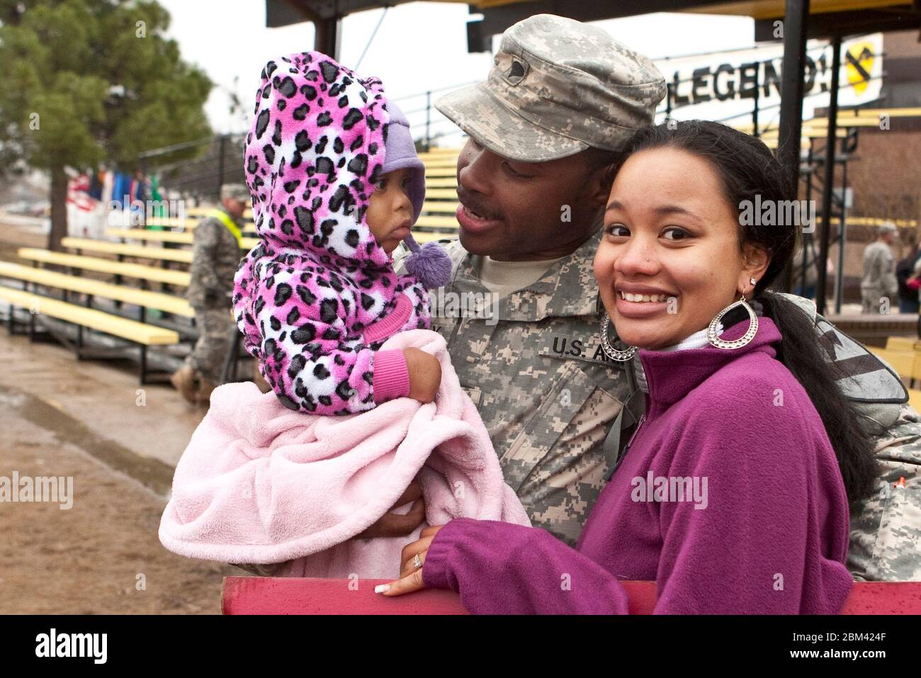 Fort Hood Texas USA, 24 dicembre 2011: Il veterano della guerra in Iraq dell'esercito nero saluta sua moglie e suo figlio durante la cerimonia di benvenuto della vigilia di Natale. ©Marjorie Kamys Cotera/Daemmrich Photography Foto Stock