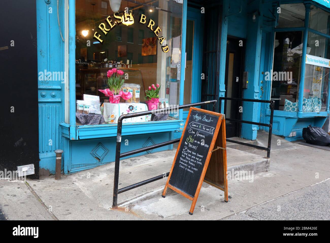 Un tabellone fuori dal pane di Amy a New York che annuncia che sono aperti per il take-out durante la pandemia del coronavirus COVID-19 Foto Stock