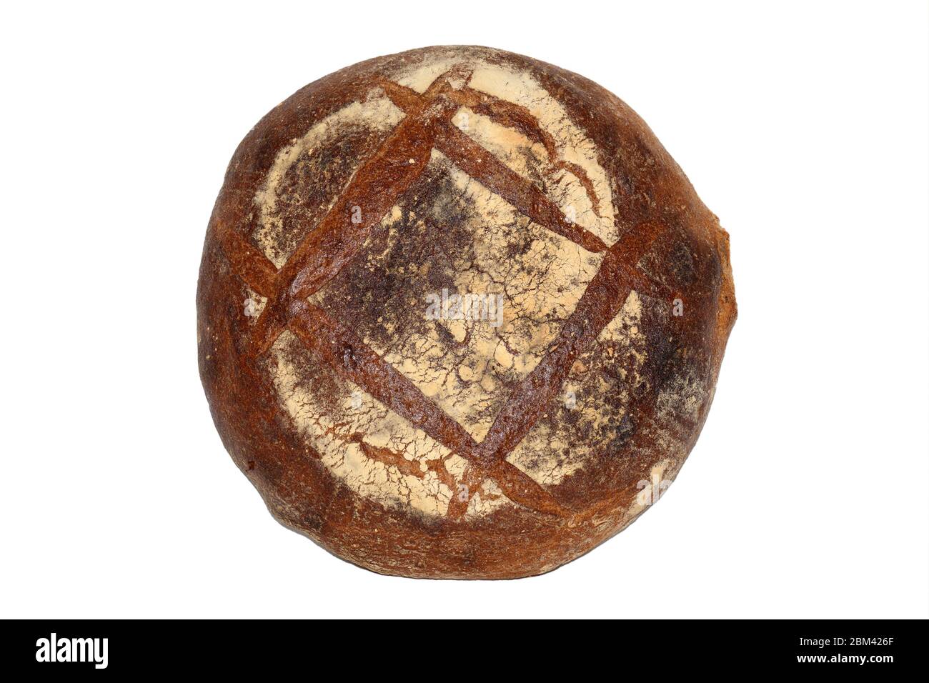 Una grande pagnotta rotonda di pane di miche di Amys Bread, New York, isolata su sfondo bianco. Immagine ritagliata per l'illustrazione e l'uso editoriale. Foto Stock