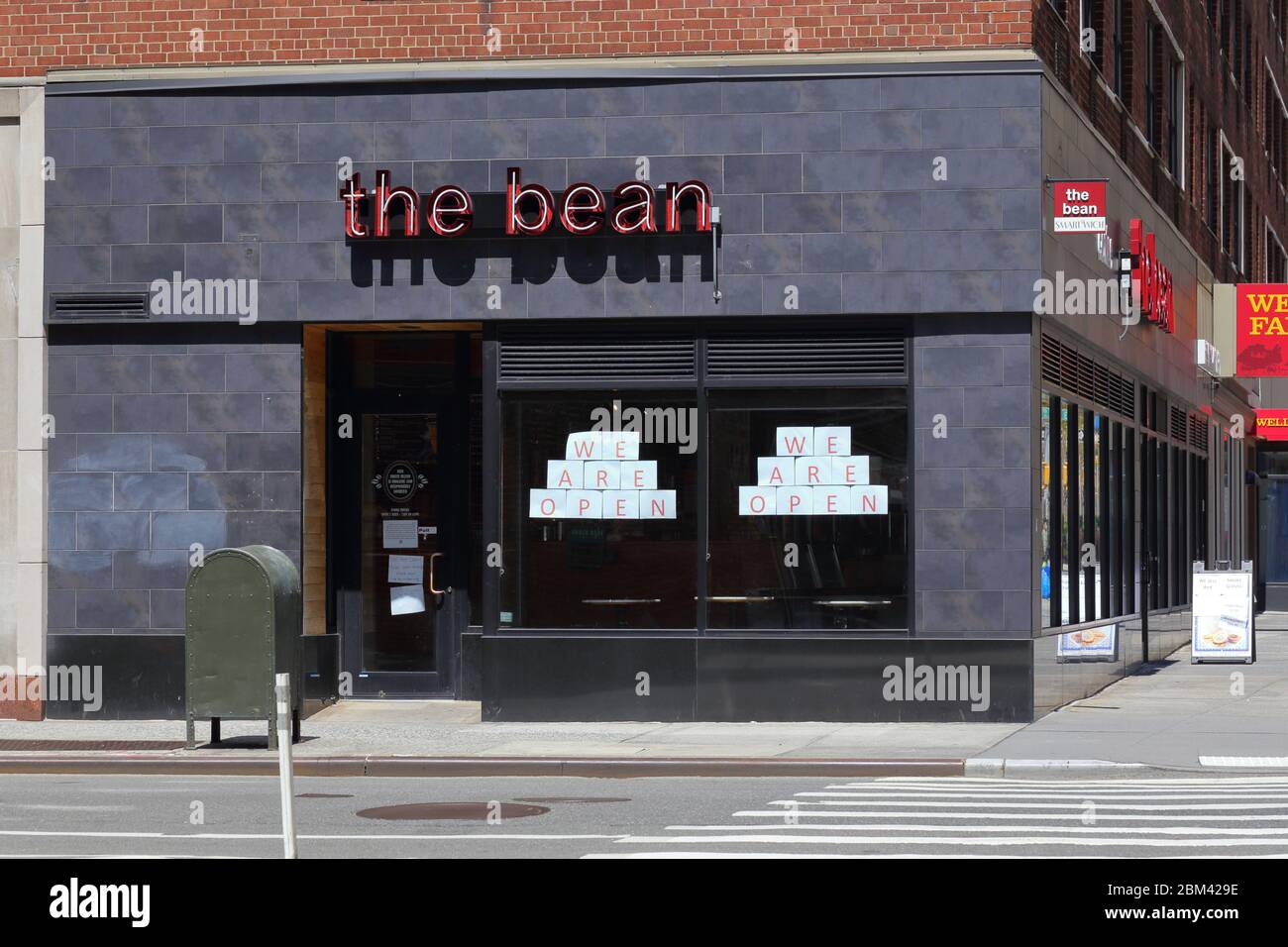 La caffetteria Bean di New York con segnaletica che annuncia è aperta per gli affari durante la crisi del coronavirus COVID-19 Foto Stock