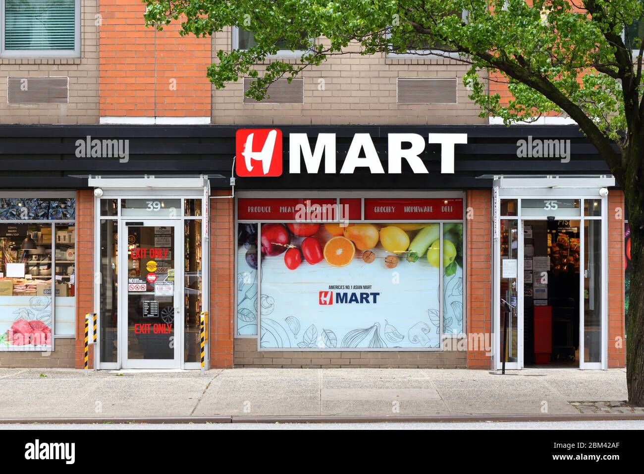 H Mart, 35 Third Ave, New York, NYC foto di un negozio di alimentari asiatico nel quartiere East Village di Manhattan. Foto Stock